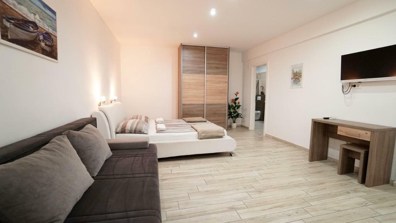 Apartments Lulic Zara Esterno foto