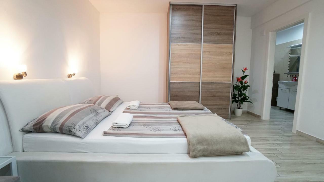 Apartments Lulic Zara Esterno foto