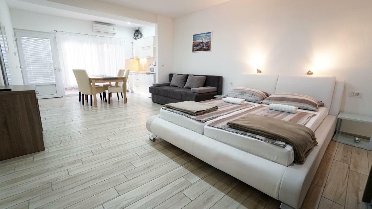 Apartments Lulic Zara Esterno foto