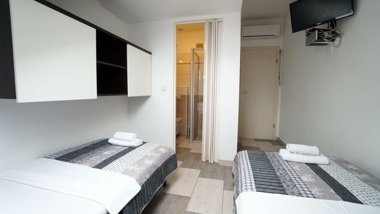 Apartments Lulic Zara Esterno foto