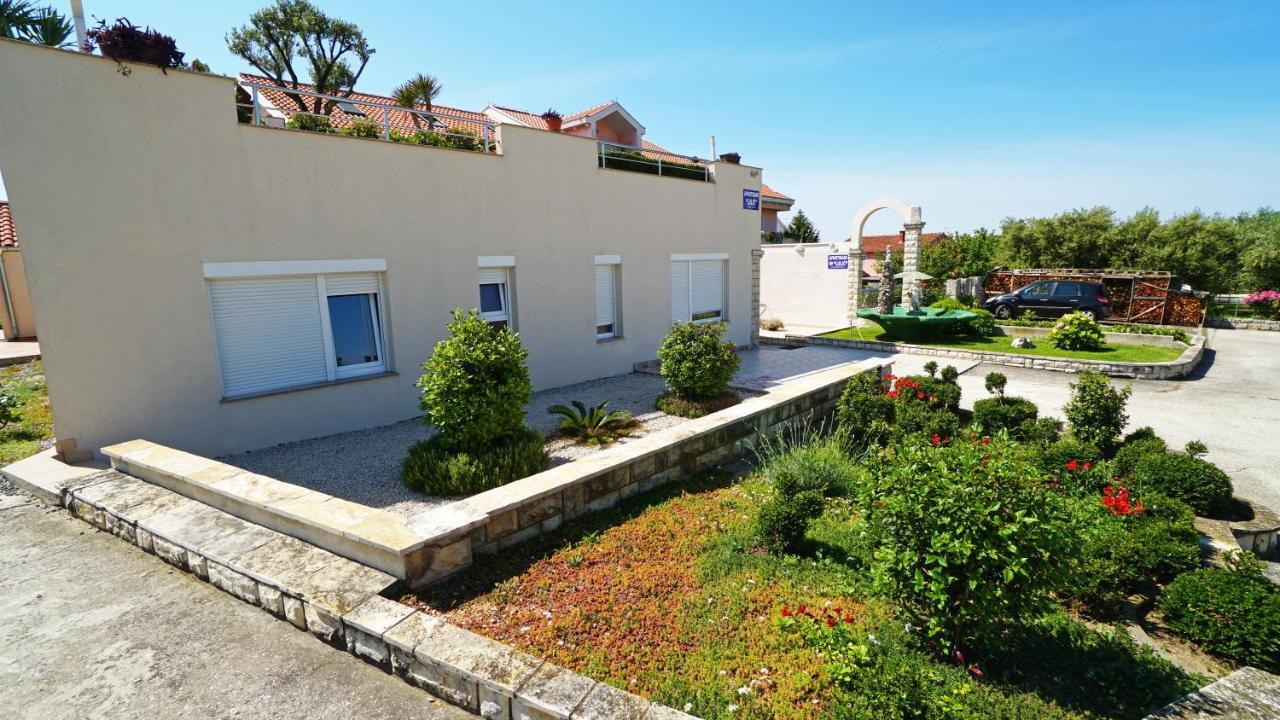 Apartments Lulic Zara Esterno foto